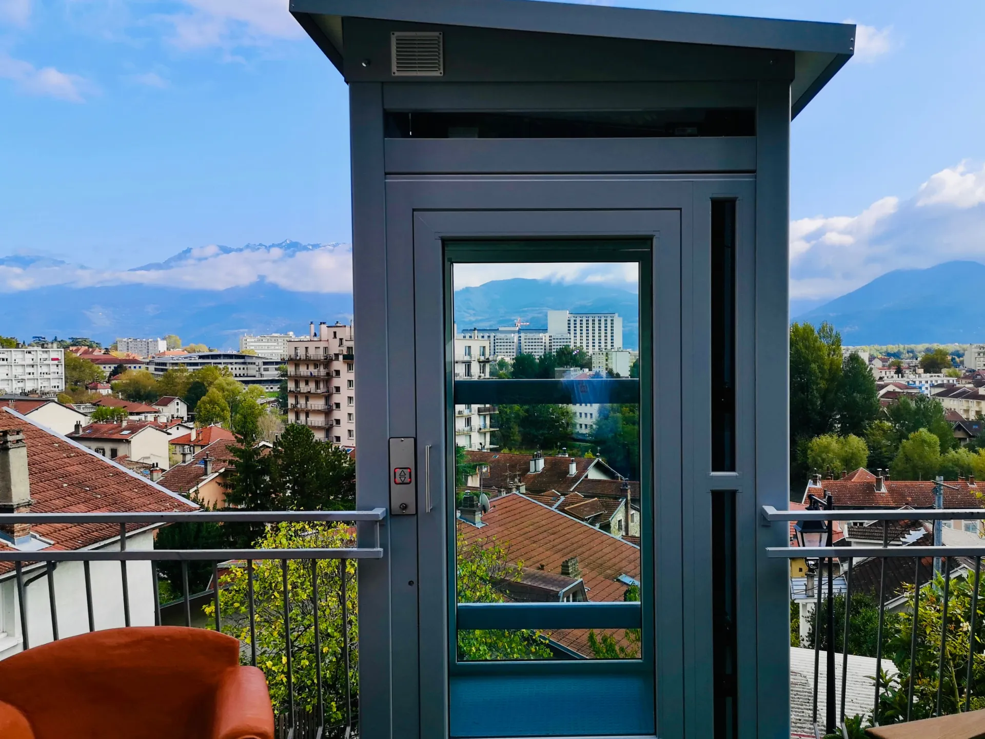 Ascenseur privatif extérieur vitré avec vue sur Grenoble