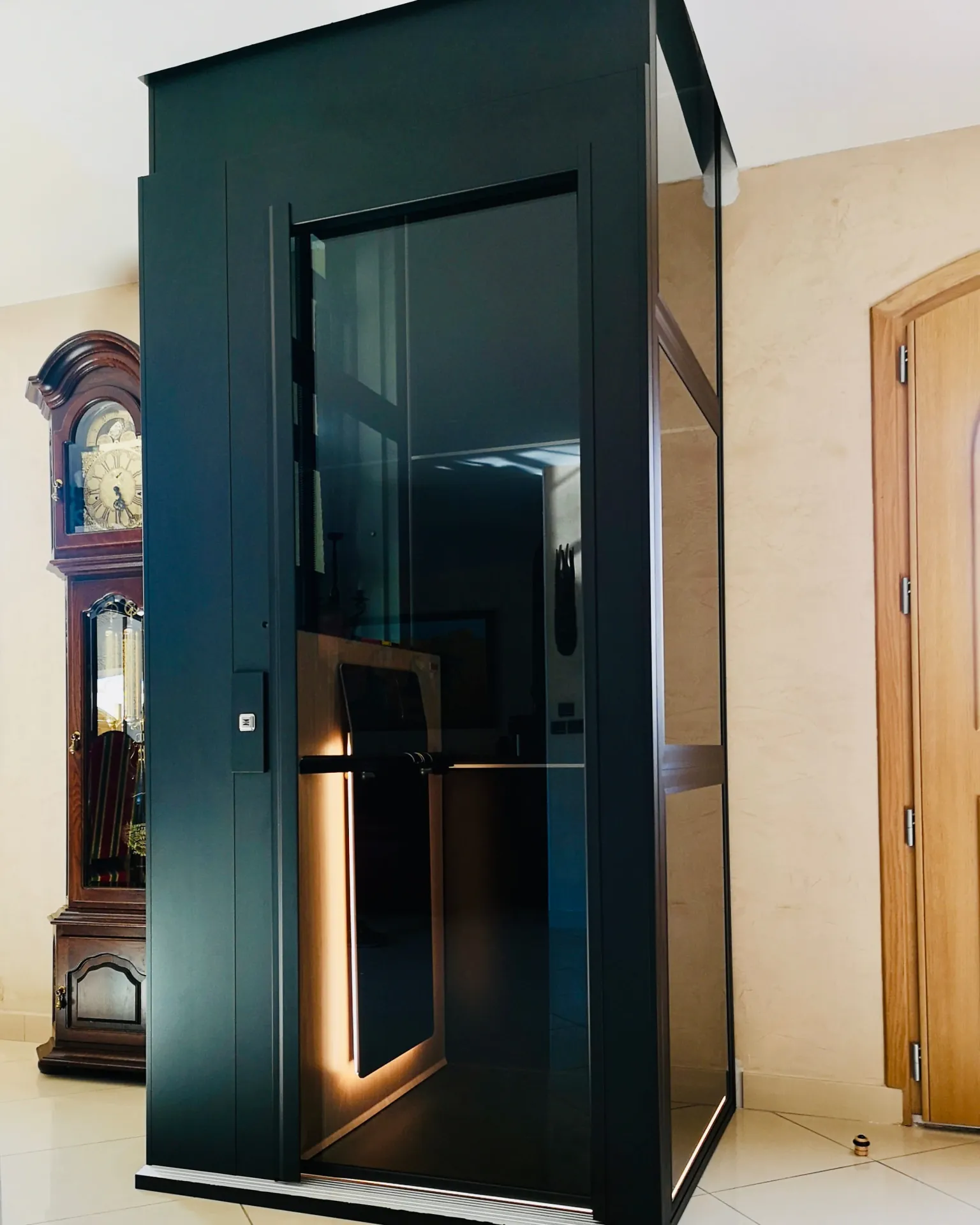 Ascenseur privatif noir avec éclairage intérieur dans un intérieur classique