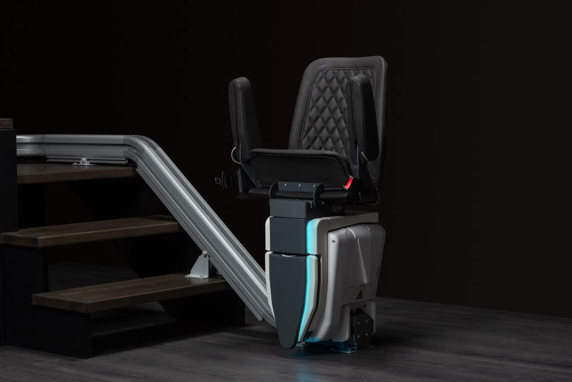Monte-escalier Upstairlift Black — vue de profil avec éclairage LED activé