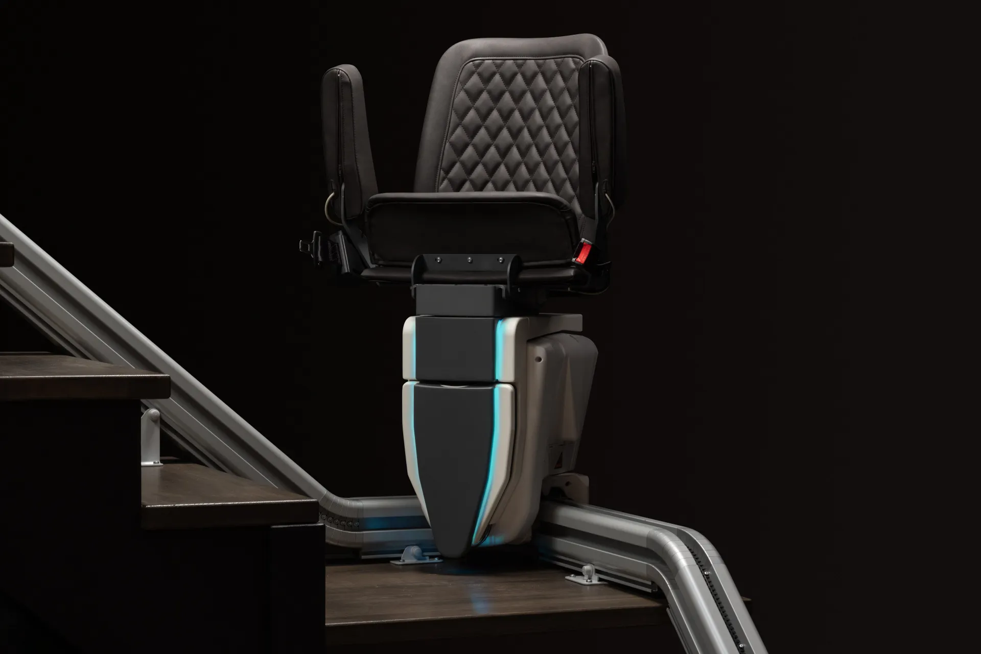 Monte-escalier Upstairlift Black — vue de face sur les marches avec éclairage LED